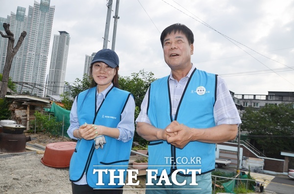 사랑의 연탄 나눔 봉사 800주 차를 맞은 6일 권흥주 대전봉사체험교실 회장(사진 오른쪽)과 유승연 대덕구의원이 회원들에게 인사말을 하고 있다. /선치영 기자