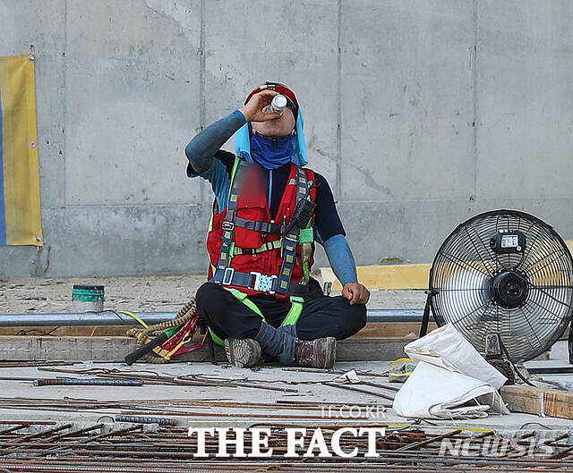 경북 구미에 37도가 넘는 육박하는 폭염이 내리쬐던 날, 코리안 드림을 안고 첫 출근을 한 이주노동자 청년이 퇴근은 하지 못했다. 그는 지하 공사장 바닥에 주저 앉아 생을 마감했다. 사진은 한 건설 현장에서 노동자가 더위를 달래고 있는 모습. 해당 기사와 관계 없음. /뉴시스