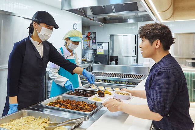 8일 서울시 중구 이마트 본사 빌딩 구내식당에서 직원들이 가지 제육 볶음, 취나물 된장국 등으로 구성된 임산물 식단으로 점심식사를 하고 있다. /신세계푸드