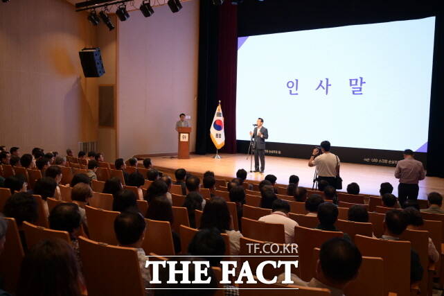 백성현 논산시장이 8일 오전 논산아트센터 소공연장에서 열린 대전·충남 행정통합 주민설명에서 인사말를 하고 있다. /논산시