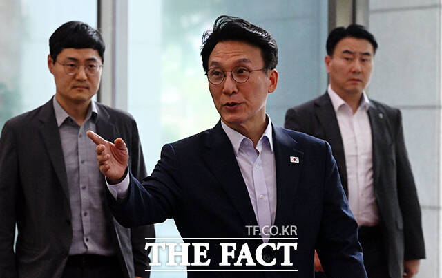 김민석 국무총리가 8일 오후 서울 종로구 정부서울청사로 등청하고 있다. /임영무 기자