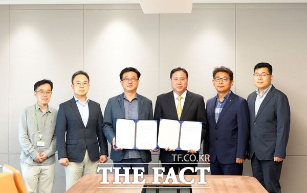 건양대학교병원이 8일 HScan 솔루션과 의료영상 온라인 제증명 발급 서비스를 위한 계약을 체결했다. 사진 왼쪽 세 번째 김용석 건양대학교병원 의료정보원장과 왼쪽 네 번째 김기풍 헬스허브 대표이사./건양대학교병원