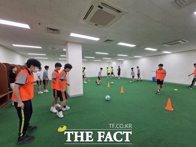 8일 대전동화중학교의 교육취약학생과 학급 친구들을 대상으로 축구선수와 함께하는 하나드림스쿨을 진행하고 있다. /대전시교육청