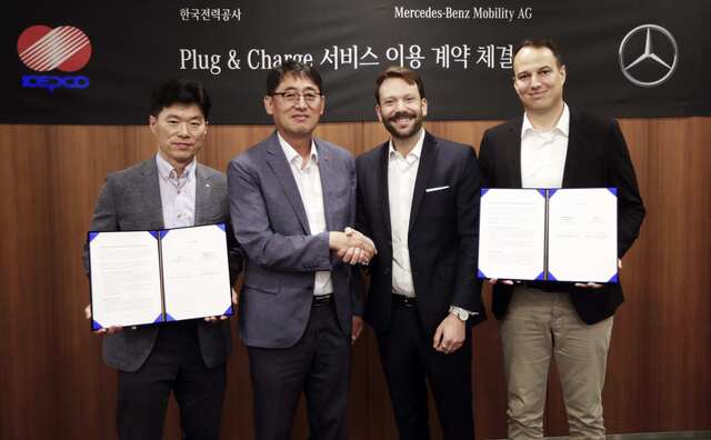 이상원 한국전력 에너지신사업처 처장(왼쪽 두번째부터)과 에릭 아우프리히트 메르세데스-벤츠 모빌리티 AG 아시아 및 호주 지역 공공 충전 서비스 부문 총괄 상무 등이 PnC 서비스 제공과 이용 협력 계약을 맺고 기념촬영을 하고 있다. /한전