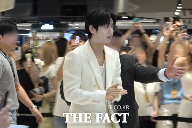 투바투 수빈이 8일 서울 송파구 롯데 에비뉴엘 잠실점에서 열린 아쿠아 디 파르마 팝업 스토어 오픈 기념 포토월에 참석하고 있다./ 롯데 에비뉴얼=김민지 기자