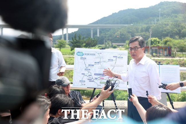 8일 오후 김동연 경기도지사가 양평군 양서면의 서울~양평고속도로 현장에서 취재진의 질문에 답하고 있다./경기도