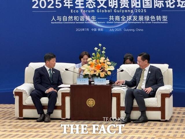 중국 지방정부와 협력 강화를 위해 지난 3~8일 중국을 방문한 박정주 충남도 행정부지사(왼쪽)가 루융정 구이저우성 선전부장을 만나 언더투연합 및 도 주최 탄소중립 콘퍼런스 참가 등을 건의하고 있다. /충남도