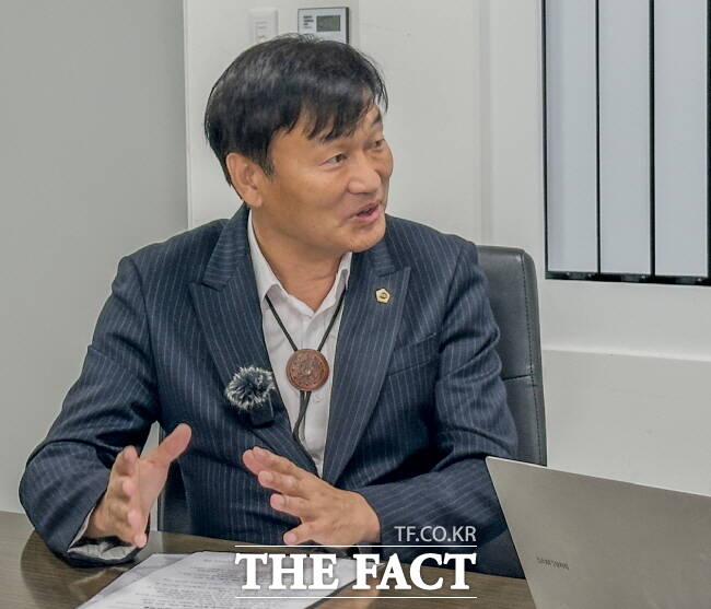 서광범 경기도의회 의원이 경기도의회 농정해양위원회 회의실에서 <더팩트>와 인터뷰를 하고 있다. /유명식 기자