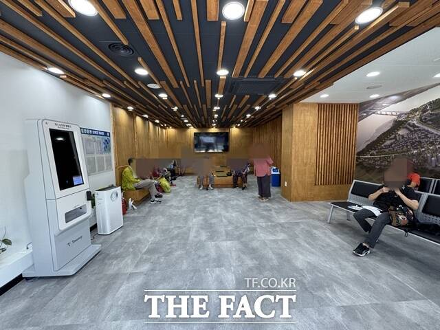 하동군 주민들의 소통을 위한 복합문화공간으로 새 단장을 마친 도란도란 정류장 /하동군