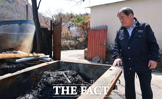 이승화 산청군수가 산불로 인한 피해주택을 둘러보고 있다./산청군