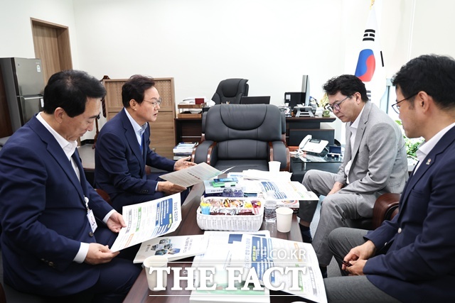 박완수(왼쪽 두번째) 경남도지사가 8일 국정기획위원회와 국회를 잇따라 방문해 우주항공 산업 육성을 비롯한 경남의 주요 현안을 새 정부 국정과제에 반영해 달라고 요청했다./경남도