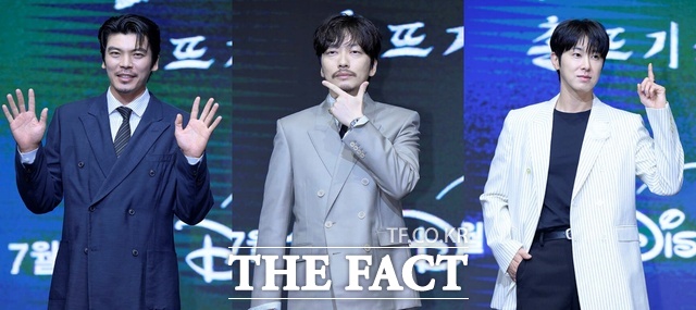 배우 김성오 이동휘 정윤호(왼쪽부터)가 8일 오전 10시 30분 열린 디즈니+ 새 오리지널 시리즈 파인: 촌뜨기들 제작발표회에 참석했다. 이동휘 정윤호 등은 실감 나는 사투리 연기를 위해 준비를 철저히 했다고 강조했다. /더팩트 DB