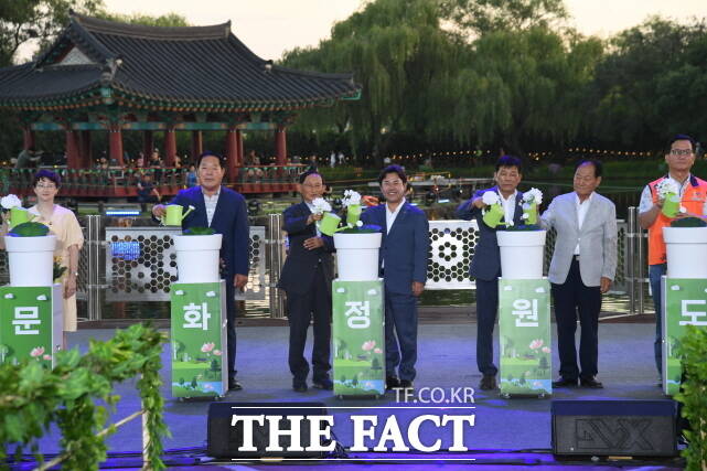 부여군이 지난 4일 우리나라 최초 정원인 궁남지에서 ‘역사문화 정원도시 부여’의 비전을공식 선포했다. /부여군