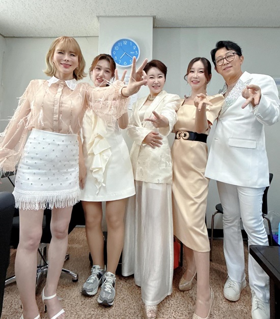 이날 가요무대에는 신수아(가운데)를 비롯해 송가인 숙행 강예슬 김희진 두리 김나희 배진아 송민경 김소연 김중연 김의영, 김성환 남산 등이 출연했다. /신수아 SNS