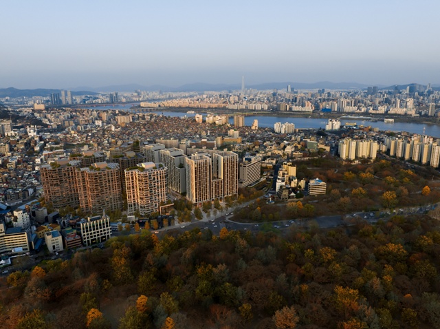 서울 용산구 이태원동 유엔군사령부 부지를 개발하는 더파크사이드 서울 프로젝트의 첫 주거프로젝트인 더파크사이드 스위트가 견본주택을 열고 본격적인 분양 일정에 돌입한다. 사진은 더파크사이드 서울 조감도다. /일레븐건설