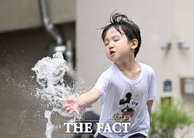 기상청에 따르면 8일 전국 대부분 지역에서 최고체감온도가 35도 내외로 오르겠다. 강원 영동과 경북 동부, 경남권 해안, 제주는 최고체감온도 33도 내외로 관측된다. /박헌우 기자