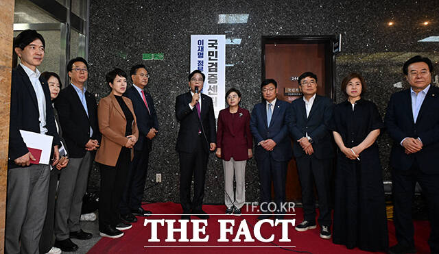 발언하는 송언석 국민의힘 비상대책위원장 겸 원내대표(가운데).