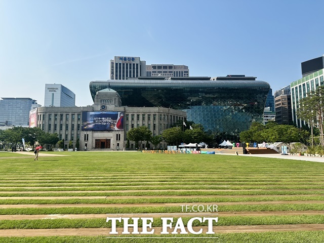 서울광장이 시민 휴식 광장으로 재탄생하면서 시민 발길이 늘어났다./서울시