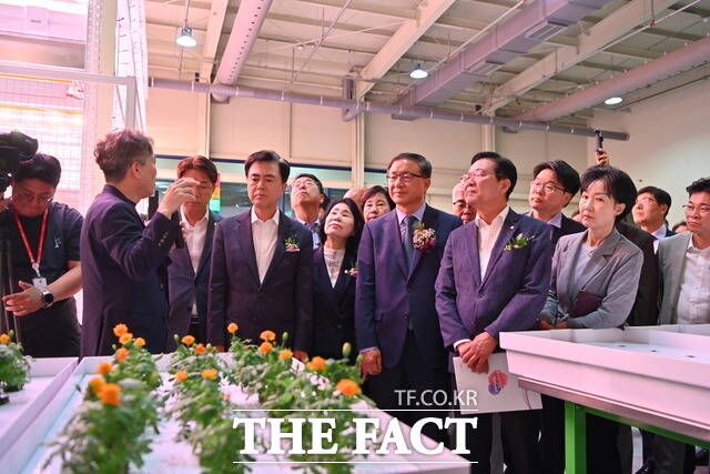 8일 연암대 그린테크 이노베이션센터 개관행사가 열린 가운데 김태흠 충남도지사(앞줄 왼쪽 두 번째)가 센터 관계자로부터 무인재배 등 첨단 연구시설에 대해 설명을 듣고 있다. /충남도