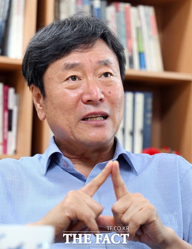 김누리 중앙대학교 독어독문학과 교수가 2일 오후 서울 동작구 중앙대학교 교수 연구실에서 <더팩트>와 인터뷰하고 있다./이새롬 기자