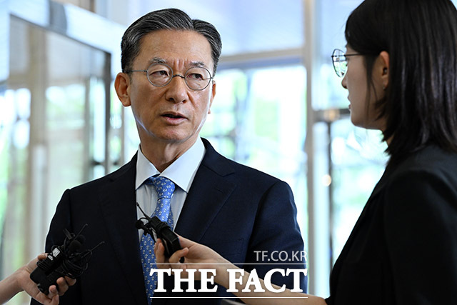 정성호 법무부장관 후보자가 변호사 시절 당시 접경 지역 땅을 사들이고 인근 지역 개발을 지원하는 법안을 대표 발의했다는 의혹과 관련해 정 후보자 측이 지자체 요청에 따른 것이라고 설명했다. /남용희 기자