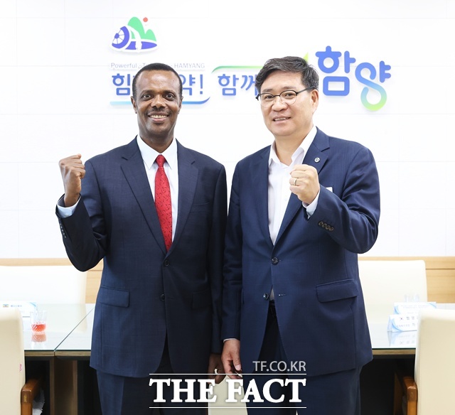 진병영 함양군수와 데시 달키 두카모주한 에티오피아 대사가 미래 세대 교류를 통한 양국 간 우호 증진의 시간을 가졌다./함양군