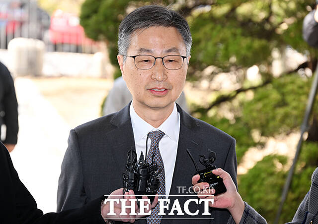 시민단체가 21그램에 대한 감사를 방해했다며 최재해 감사원장과 유병호 감사원 감사위원을 김건희 여사를 둘러싼 의혹을 수사하는 민중기 특별검사(특검)에 고발했다. 사진은 지난 3월13일 탄핵안 통과로 직무가 정지됐던 최 원장이 서울 종로구 감사원에 출근하고 있는 모습. /배정한 기자