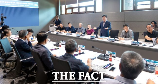 박승원 광명시장이 차량기지 광명이전 백지화 시민활동 기록화 용역 최종보고회에서 발언하고 있다./광명시