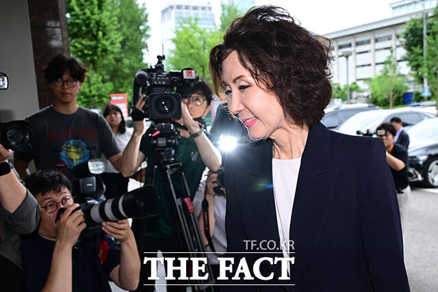 이진숙 사회부총리 겸 교육부 장관 후보자가 6월 30일 오전 서울 여의도 한국교육시설안전원에 마련된 인사청문회 준비 사무실로 출근하고 있다. /남윤호 기자