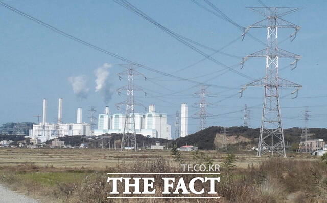 중급 전기공사기술자 인력수급 애로 해소 등을 위한 전기공사업법 시행령 개정안이 8일 국무회의에서 의결됐다. 당진지역 발전소와 송전탑, 송전선로 모습. /더팩트 DB