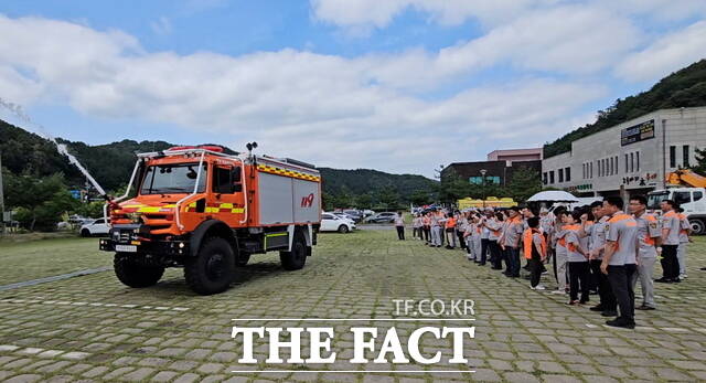 천안동남소방서 의용소방대원 직무 역량 강화 교육에서 험지 차량이 이동방수를 시연하고 있다. /천안동남소방서