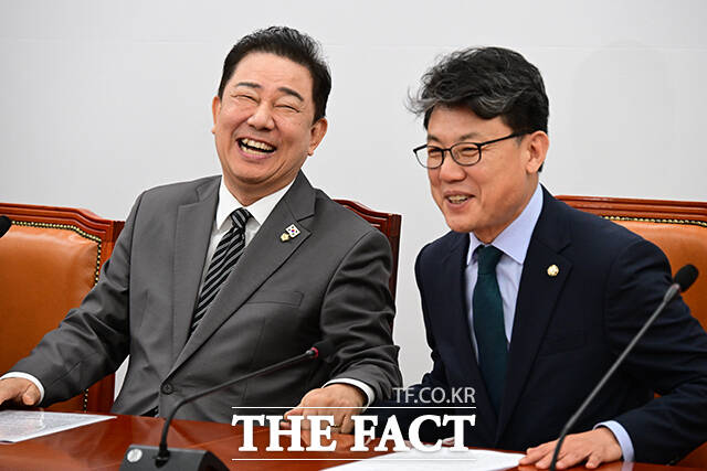 김병기 대표 직무대행은 재구속 기로에 놓인 윤석열 전 대통령을 두고 내란수괴 윤석열의 마지막 여흥은 끝났다. 이제 감옥으로 돌아갈 시간이라고 말했다.