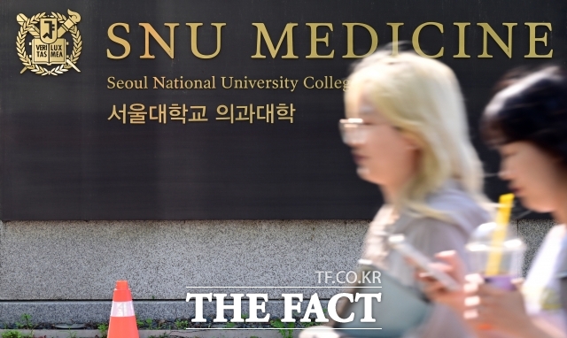 의과대학 학생 학사 유연화가 복귀 유도인지 특혜인지를 둘러싼 논란은 당분간 이어질 것으로 보인다. 사진은 서울대학교 의과대학 전경. /임영무 기자