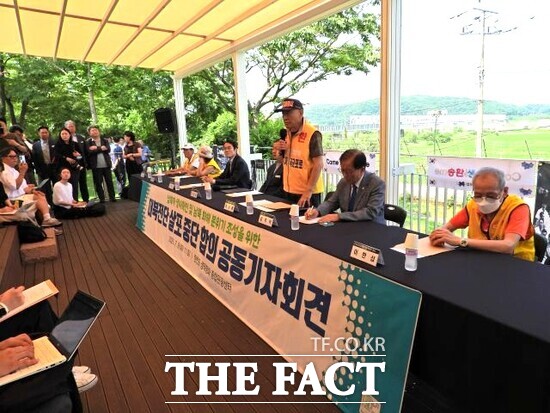 8일 오전 11시 경기 파주시 임진각 한반도생태평화종합관광센터 2층 야외 쉼터에서 진행된 대북 전단 살포 중단 공동 기자회견에서 최성룡 납북자가족모임 대표가 전단 살포 즉각 중단을 공식 선언하고 있다./파주=양규원 기자
