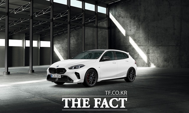 창립 30주년을 기념해 매달 각기 다른 콘셉트의 특별 한정 에디션을 선보이고 있는 BMW코리아가 7월에는 고성능 BMW M 모델의 강력한 주행 성능과 모터스포츠 감성을 강조한 BMW M 패밀리 한정 에디션 7종을 출시한다. BMW 뉴 M135 xDrive 프로 퍼스트 에디션. /BMW코리아