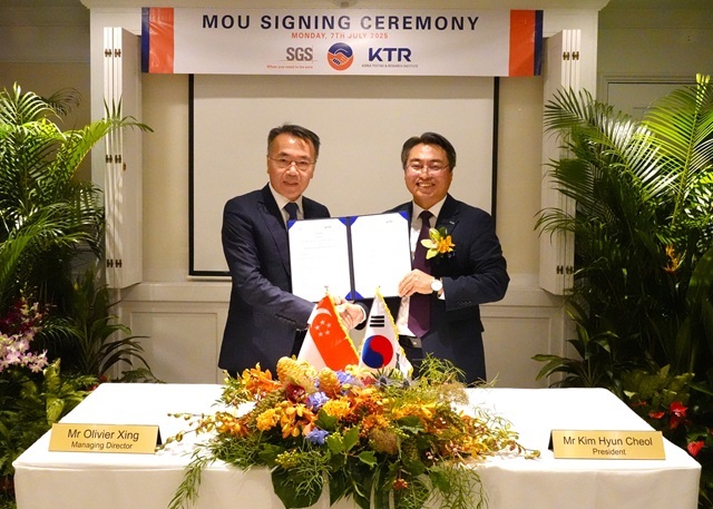 김현철 KTR 원장(오른쪽)과 싱가포르 SGS 올리비에 싱 지슌 사장이 7일(현지시간) 상호 협력체계 구축을 위한 업무협약을 맺고 기념촬영을 하고 있다. /KTR