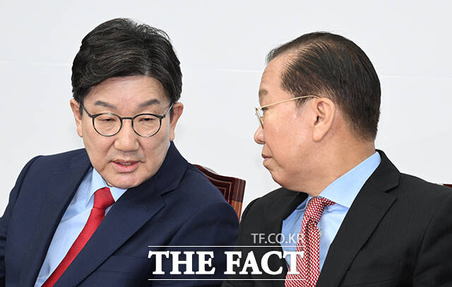 권영세 국민의힘 전 비상대책위원장과 권성동 전 원내대표가 자신들에 대한 인적 청산을 주장하며 당 혁신위원장직을 사퇴한 안철수 의원을 직격했다. /박헌우 기자