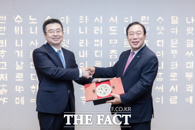 7일 최민호 세종시장(오른쪽)이 7일 세종시를 방문한 중국 산시성 대표단의 천춘지앙 부성장을 맞이하고 있다. /세종시