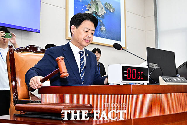 이진숙 부총리 겸 교육부장관 후보자 인사청문요청안 의결하는 김영호 교육위원장.