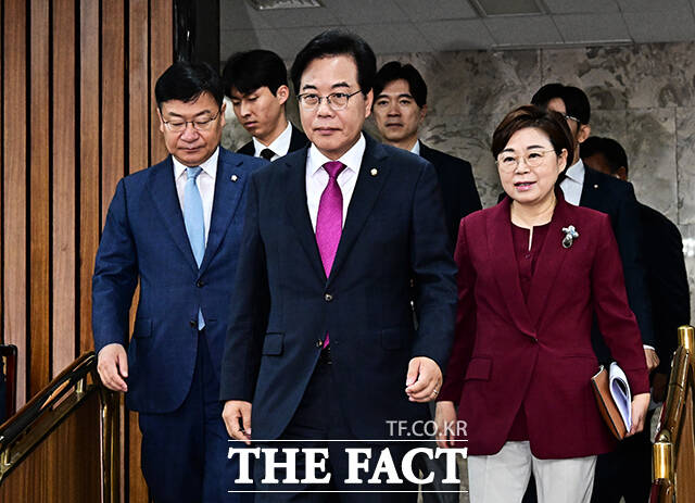 김건희 여사 관련 공천개입 의혹 수사와 관련해 민중기 특별검사팀이 윤상현 의원에 대한 압수수색을 진행하자 송언석 국민의힘 비상대책위원장은 전형적인 정치보복에 해당한다라고 비판했다. /배정한 기자