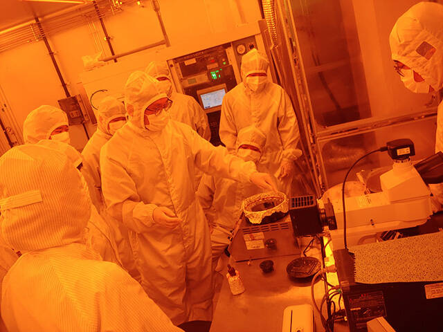한국폴리텍대학 성남캠퍼스 반도체공정과 크린룸에서 포토공정 실습을 진행하는 모습./한국폴리텍대학