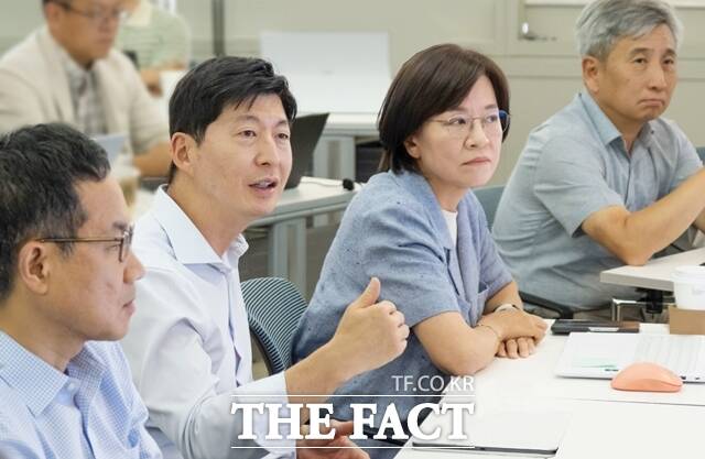 GS칼텍스가 지난 4일 서울 강남구 GS타워 본사에서 허세홍 대표이사 사장(사진 중앙)을 포함한 회사 임원들을 대상으로 생성형AI(GenAI) 교육을 진행했다. /GS칼텍스