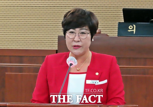 정혜선 청양군의원이 8일 열린 청양군의회 제313회 임시회 제1차 본회의 5분 자유발언을 하고 있다. /김형중 기자