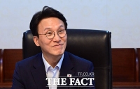  서울청사 집무실서 미소 짓는 김민석 국무총리 [포토]