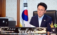  집무실서 국정현안 살피는 김민석 국무총리 [TF사진관]