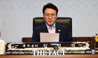  정부서울청사 집무실서 업무보는 김민석 국무총리 [포토]