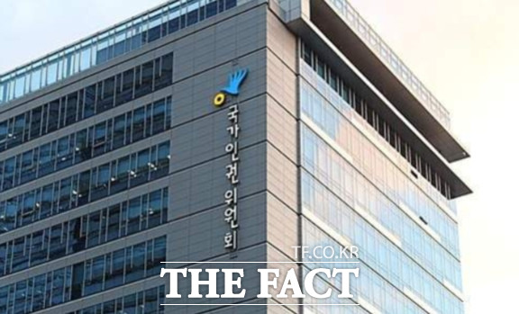 국가인권위원회(인권위)는 교도소 수용자에게 연속 금치 조치를 내린 것이 인권침해라며 재발 방지를 위한 직무교육을 실시할 것을 권고했다. 금치는 독거실에 수용해 접견이나 서신 등을 제한하는 조치다. /더팩트DB
