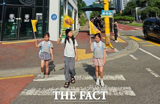 당진 기지초등학교 횡단보도 보행 도움 깃발 운영 장면. /당진시