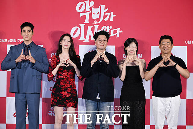 배우 안보현과 임윤아, 이상근 감독, 배우 주현영과 성동일(왼쪽부터)이 9일 오전 서울 용산구 CGV 용산아이파크몰점에서 열린 영화 악마가 이사왔다 제작보고회에 참석해 포즈를 취하고 있다. /서예원 기자