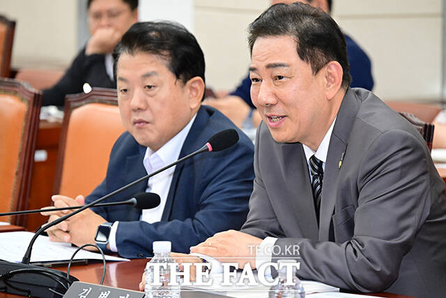 김병기 더불어민주당 당대표 직무대행 겸 원내대표는 9일 영장실질심사(구속 전 피의자심문)를 받는 윤석열 전 대통령을 향해 조폭두목처럼 파렴치한 행동을 일삼고 있다고 질타했다. /남윤호 기자